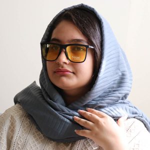 عکس از عینک دید در شب Porsche Design با فریم مربعی شکل، رنگ مشکی مات و لنز زرد رنگ مدل H1039 بر روی صورت فاطمه ابراهیم زاده