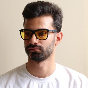 عکس از عینک دید در شب Lacoste با فریم شکل ویفرر، رنگ مشکی مات، دسته فنری و لنز زرد رنگ مدل 1081 بر روی صورت محمدحسین ابراهیم زاده