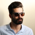 عکس از عینک آفتابی اوگا مورل با فریم مستطیلی شکل، بیس دار، رنگ قهوهای مات و لنز قهوهای تیره و پلاریزه مدل 78067 بر روی صورت محمدحسین ابراهیم زاده