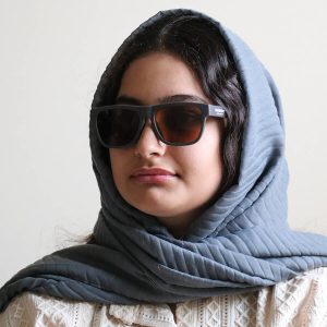 عکس از عینک آفتابی باربری با فریم مربعی شکل، قهوه‌ای رنگ و عدسی قهوه‌ای تیره و پلاریزه مدل 3892 بر روی صورت فاطمه ابراهیم زاده
