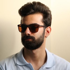 عکس از عینک آفتابی اوگا مورل با فریم شکل ویفرر، رنگ قهوه‌ای مات، لنز قهوه‌ای تیره و پلاریزه و آنتی رفلکس مدل 7911 بر روی صورت محمدحسین ابراهیم زاده