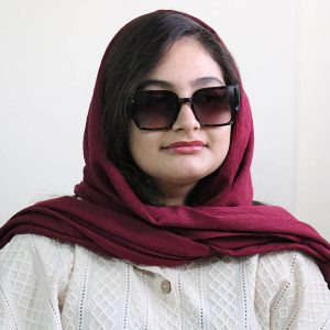 عکس از عینک آفتابی زنانه PRADA با فریم چند رنگ، شکل پروانه‌ای و لنز قهوه‌ای سایه روشن مدل 3765 بر روی صورت فاطمه ابراهیم زاده