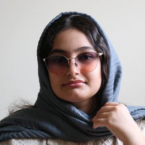 عکس از عینک آفتابی آیس برلین با فریم شکل گربه‌ای مدل PS18026 بر روی صورت فاطمه ابراهیم زاده