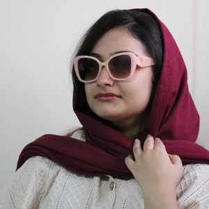 عکس از عینک آفتابی زنانه Prada با فریم چشم گربه‌ای مدل D22909 بر روی صورت فاطمه ابراهیم زاده