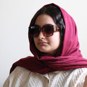 عکس از عینک آفتابی زنانه ورساچه با فریم گربه‌ای، رنگ قهوه‌ای، سایز بزرگ، دسته پهن مدل 6851 بر روی صورت فاطمه ابراهیم زاده
