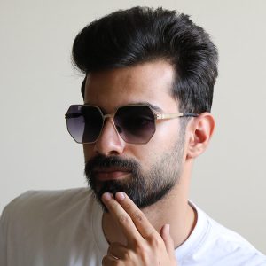 عکس از عینک آفتابی IC! BERLIN با فریم چندضلعی، از جنس تیتانیوم و لنز هایلایت مدل PS18034 بر روی صورت محمدحسین ابراهیم زاده