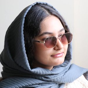 عکس از عینک آفتابی Prada با فریم شکل چندضلعی مدل 0548 بر روی صورت فاطمه ابراهیم زاده