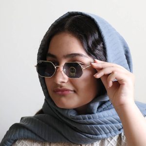 عکس از عینک آفتابی Ray-Ban با فریم شکل چند ضلعی مدل 3556M بر روی صورت فاطمه ابراهیم زاده