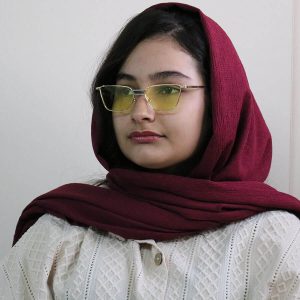 عکس از عینک دید در شب زنانه GUCCI با فریم شکل چشم گربه‌ای، رنگ طلایی و عدسی زرد رنگ مدل 001 بر روی صورت فاطمه ابراهیم زاده
