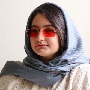 عکس از عینک دید در شب DITIAI با فریم مستطیلی شکل، طلایی رنگ و لنز قرمز رنگ مدل 9549 بر روی صورت فاطمه ابراهیم زاده