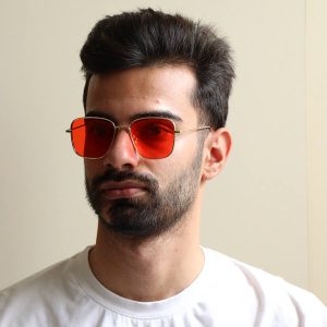 عکس از عینک دید در شب Dior با فریم فلزی، رنگ طلایی، شکل مربعی و لنز قرمز رنگ مدل 5068 بر روی صورت محمدحسین ابراهیم زاده