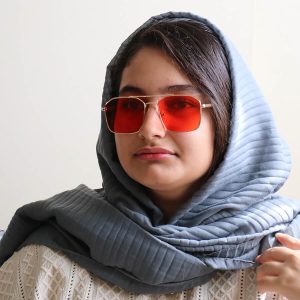 عکس از عینک دید در شب Ditiai با فریم فلزی، رنگ طلایی، مربعی شکل، دسته فنردار و عدسی رنگ قرمز مدل 9534 بر روی صورت فاطمه ابراهیم زاده