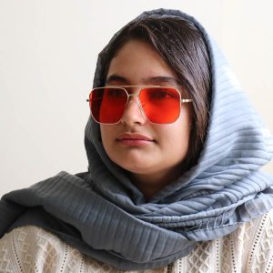 عکس از عینک دید در شب دیتیای با فریم فلزی، رنگ طلایی، شکل مربعی و لنز قرمز رنگ مدل 9555 بر روی صورت فاطمه ابراهیم زاده