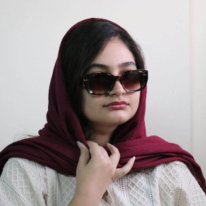عکس از عینک آفتابی PRADA با فریم شکل مستطیلی، رنگ هاوانا و پلنگی و عدسی قهوه‌ای هایلایت مدل 3745 بر روی صورت فاطمه ابراهیم زاده