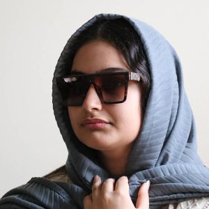 عکس از عینک آفتابی لویی ویتون با فریم رنگ هاوانا، شکل مربعی و لنز قهوه‌ای سایه روشن و هایلایت مدل 6803P بر روی صورت فاطمه ابراهیم زاده