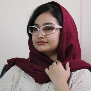 عکس از عینک آفتابی Balenciaga با فریم فانتزی، بیضی شکل و لنز یووی 400 مدل 19649 بر روی صورت فاطمه ابراهیم زاده