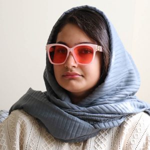 عکس از عینک دید در شب زنانه Balenciaga با فریم شکل پروانه‌ای، رنگ صورتی و لنز قرمز رنگ مدل A129 بر روی صورت فاطمه ابراهیم زاده