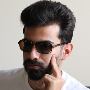 عکس از عینک آفتابی PERSOL با فریم مستطیلی، بیس دار و لنز از جنس سنگ مدل 2407S بر روی صورت محمدحسن ابراهیم زاده