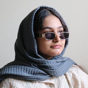 عکس از عینک آفتابی جنتل مانستر با فریم مستطیلی و لنز پیرسینگ دار مدل 8032 بر روی صورت فاطمه ابراهیم زاده