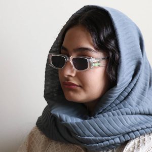 عکس از عینک آفتابی فانتزی هرون پرستون با فریم مستطیلی شکل مدل 21090 با دسته تراز دار بر روی صورت فاطمه ابراهیم زاده