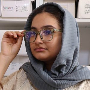 عکس از عینک طبی با فریم شکل مربعی، از جنس TR لنز بلوکات و قابل تعویض مدل TR86012 بر روی صورت فاطمه ابراهیم زاده