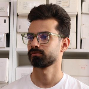 عکس از عینک طبی با فریم شکل مربعی، از جنس TR لنز بلوکات و قابل تعویض مدل TR86012 بر روی صورت محمدحسین ابراهیم زاده
