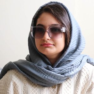 عینک آفتابی زنانه کریستین دیور با فریم رنگ شکل مربعی، دسته پهن و لنز یووی 400 مدل 6818 بر روی صورت فاطمه ابراهیم زاده