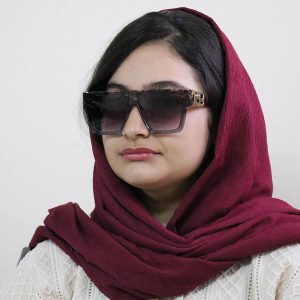 عکس از عینک آفتابی FENDI با فریم مربعی شکل مدل 928 بر روی صورت فاطمه ابراهیم زاده