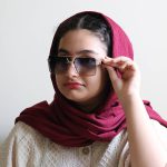 عکس از عینک آفتابی لاکچری MAYBACH با فریم مربعی شکل، دسته مشکی و لنز هایلایت مدل 10402 بر روی صورت فاطمه ابراهیم زاده