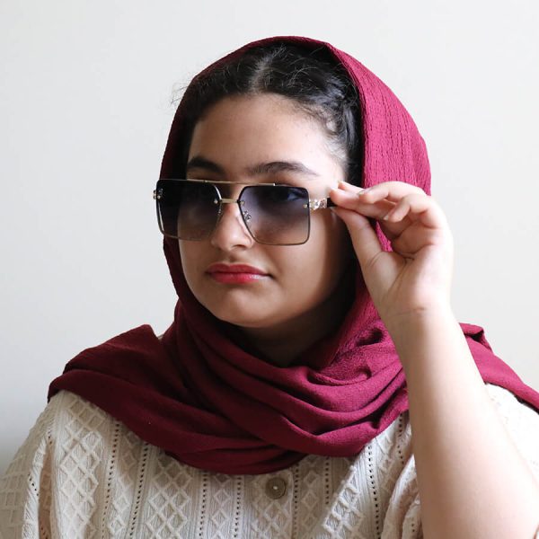 عکس از عینک آفتابی لاکچری maybach با فریم مربعی شکل، دسته مشکی و لنز هایلایت مدل 10402 بر روی صورت فاطمه ابراهیم زاده