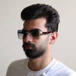 عکس از عینک آفتابی لاکچری MAYBACH با فریم مربعی شکل، دسته مشکی و لنز هایلایت مدل 10402 بر روی صورت محمدحسین ابراهیم زاده
