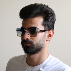 عکس از عینک آفتابی لاکچری MAYBACH با فریم مربعی شکل، دسته مشکی و لنز هایلایت مدل 10402 بر روی صورت محمدحسین ابراهیم زاده