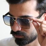 عکس از عینک آفتابی لاکچری MAYBACH با فریم مربعی شکل، دسته مشکی و لنز هایلایت مدل 10402 بر روی صورت محمدحسین ابراهیم زاده