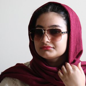 عکس از عینک آفتابی لاکچری میباخ با فریم مربعی شکل مدل BPS620 بر روی صورت فاطمه ابراهیم زاده