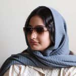 عکس از عینک آفتابی لاکچری میباخ با فریم مربعی شکل و طرح نیم فریم مدل GZ1290 بر روی صورت فاطمه ابراهیم زاده