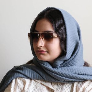 عکس از عینک آفتابی لاکچری میباخ با فریم مربعی شکل و طرح نیم فریم مدل GZ1290 بر روی صورت فاطمه ابراهیم زاده