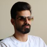 عکس از عینک آفتابی لاکچری میباخ با فریم مربعی شکل و طرح نیم فریم مدل GZ1290 بر روی صورت محمدحسین ابراهیم زاده