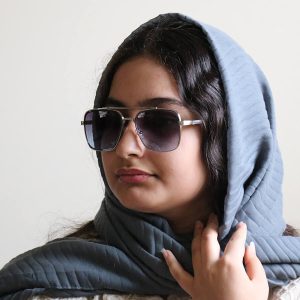 عکس از عینک آفتابی میباخ با فریم مربعی شکل مدل M011 بر روی صورت فاطمه ابراهیم زاده