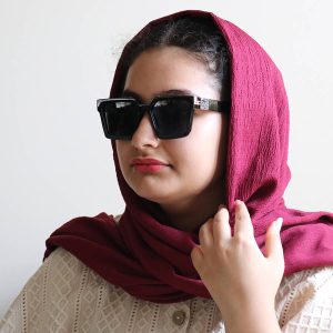 عکس از عینک آفتابی لویی ویتون طرح میلیونر با فریم شکل مربعی مدل M96006 بر روی صورت فاطمه ابراهیم زاده