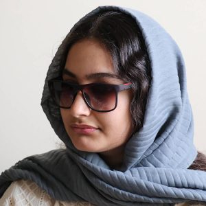 عکس از عینک آفتابی پرادا با فریم مربعی شکل مدل 8084 بر روی صورت فاطمه ابراهیم زاده