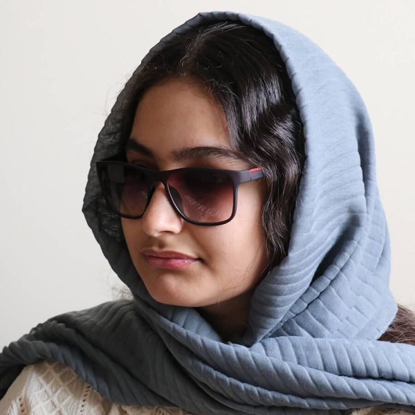 عکس از عینک آفتابی پرادا با فریم مربعی شکل مدل 8084 بر روی صورت فاطمه ابراهیم زاده