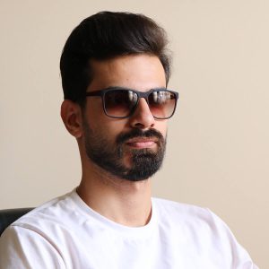 عکس از عینک آفتابی پرادا با فریم مربعی شکل مدل 8084 بر روی صورت محمدحسین ابراهیم زاده