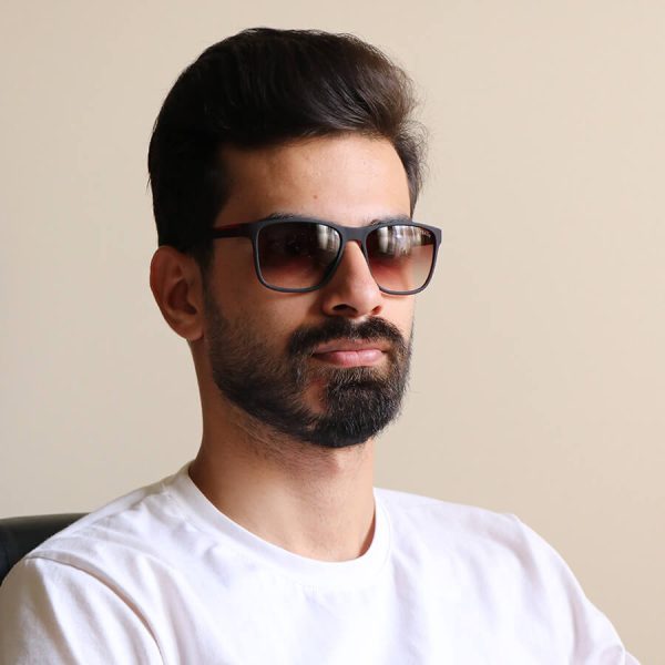 عکس از عینک آفتابی پرادا با فریم مربعی شکل مدل 8084 بر روی صورت محمدحسین ابراهیم زاده