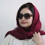 عکس از عینک آفتابی TOM FORD با فریم مربعی شکل و عدسی یووی 400 مدل 7276 بر روی صورت فاطمه ابراهیم زاده