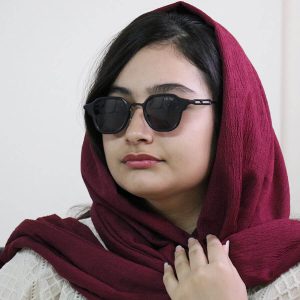 عکس از عینک آفتابی سلین با فریم فلزی، مربعی شکل و لنز یووی 400 مدل 10485 بر روی صورت فاطمه ابراهیم زاده