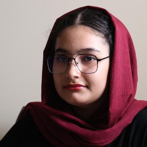 عکس از فریم عینک طبی Balmain چند کاوره با فریم مربعی و از جنس آلومینیوم مدل 8013 بر روی صورت فاطمه ابراهیم زاده