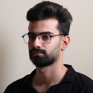 عکس از فریم عینک طبی Balmain چند کاوره با فریم مربعی و از جنس آلومینیوم مدل 8013 بر روی صورت محمدحسین ابراهیم زاده
