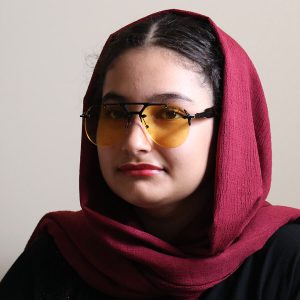 عکس از عینک آفتابی لاکچری میباخ فریملس با شکل خلبانی مدل ZS98246 بر روی صورت فاطمه ابراهیم زاده
