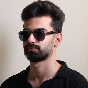 عکس از عینک آفتابی لاکچری میباخ فریملس با شکل خلبانی مدل ZS98246 بر روی صورت محمدحسین ابراهیم زاده