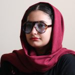عکس از عینک ترند گوچی با فریم شکل خلبانی مدل ZN3607 بر روی صورت فاطمه ابراهیم زاده